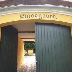 Porten med navnet Lindegaarden over